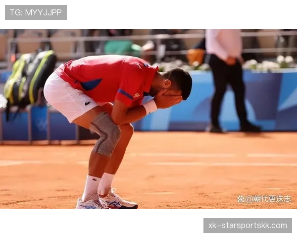 看德约科维奇训练场边的小动作，我差点以为他忍着不让教练揍他了