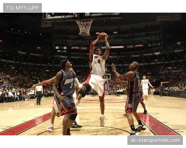 华莱士篮下强攻提高效率，挡拆进攻显著拉开火箭内线空间